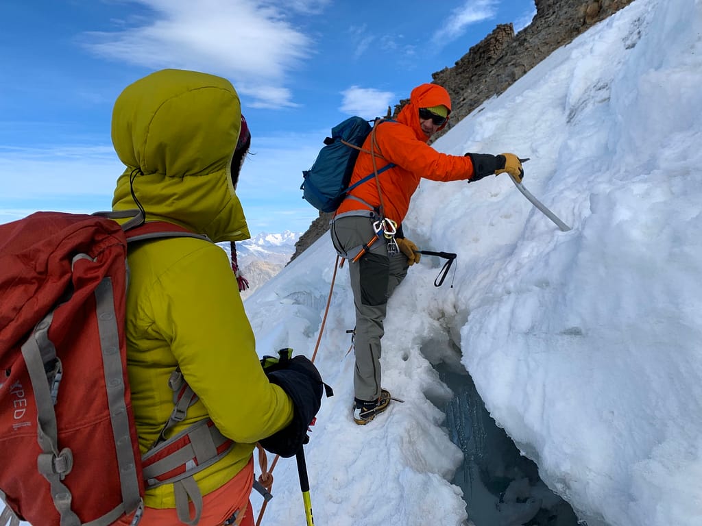 Per salire il Gran Paradiso si perte dal fondovalle, senza l’uso di impianti di risalita. in due giorni si salgono 2200 mt. di dislivello. Un ritmo  lento è d’obbligo per conservare l’energie. L’accoglienza al rifugio Chabod è di gran classe. Potrei affermare che la salita sia un elogio alla lentezza. La gita, adatta anche ad alpinisti debuttanti benché ben allenati, si svolge su dolci ghiacciai con un ultimo breve tratto tecnico su rocce.