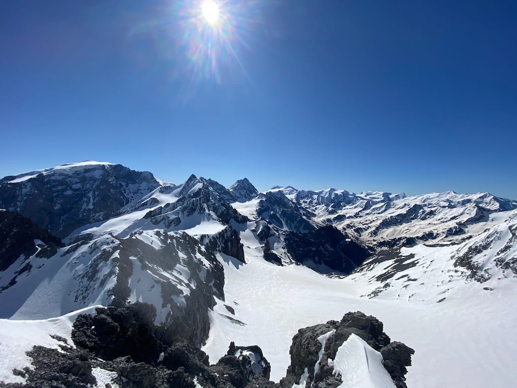 5 giorni di sci alpinismo ad alta quota.
Grazie agli accessi stradali ed agli impianti in quota, avremo al possibilità di affrontare le grandi montagne lungo la val Venosta. Ortles-Cevedale, Passo dello Stelvio, Val Martello e Val Senales