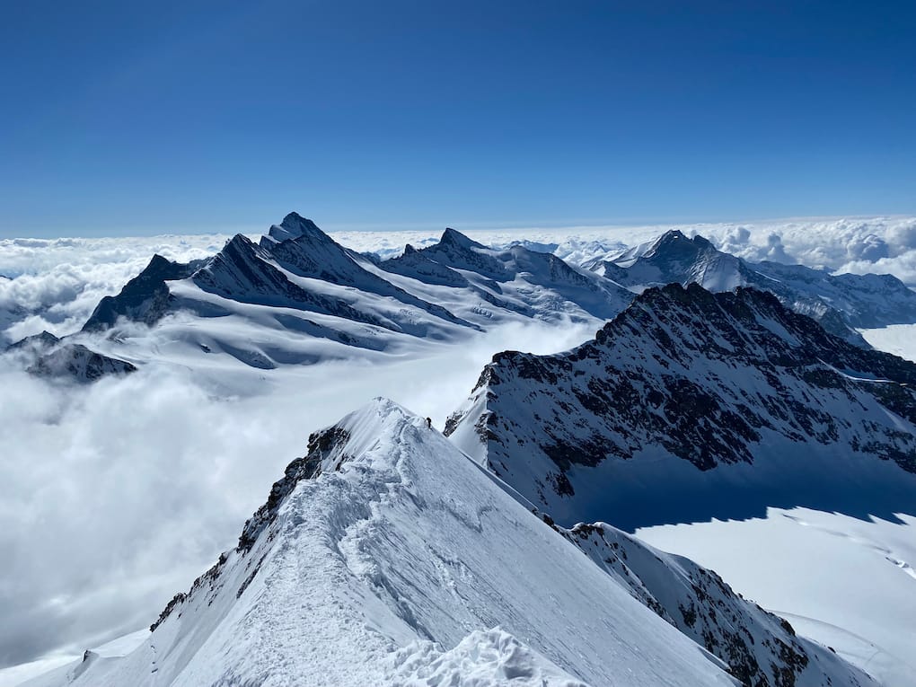 Alla scoperta del massiccio dell’Oberland, sci alpinismo,  tre giorni per 4 vette di 4000 mt. Un’incredibile cavalcata tra i ghiacciai più grandi d’Europa. Adatta a sci alpinisti ben allenati.