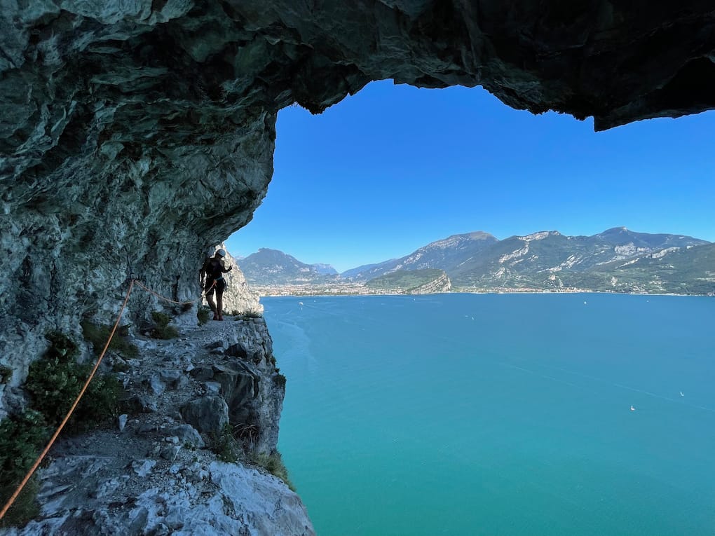 Via Ferrata? via d’arrampicata?
Il sentiero Torti, a picco sul Lago di Garda, non ne una ne l’altra cosa.
Il percorso è un’esperienza unica per ambiente, panorami ed esposizione. Può essere paragonato ad una via alpinistica dove sono necessarie un po di manovre di corda per procedere in sicurezza, avere il “piede saldo” ed un po di abitudine all’esposizione.